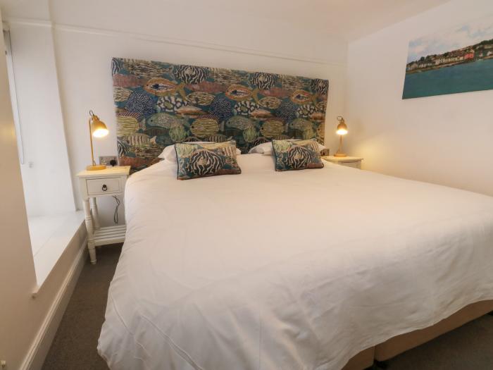 Pear Tree Cottage, Appledore, Devon. Close to a river and beach. Pet-friendly. Close to a pub. Oven.