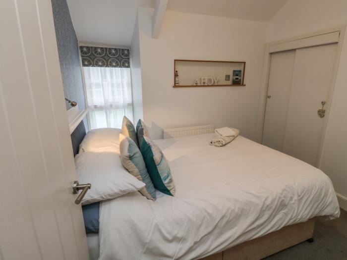 Pear Tree Cottage, Appledore, Devon. Close to a river and beach. Pet-friendly. Close to a pub. Oven.