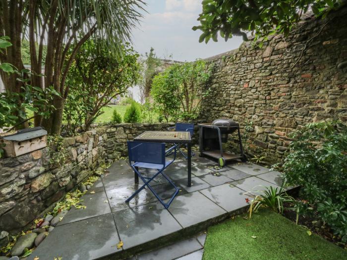 Pear Tree Cottage, Appledore, Devon. Close to a river and beach. Pet-friendly. Close to a pub. Oven.