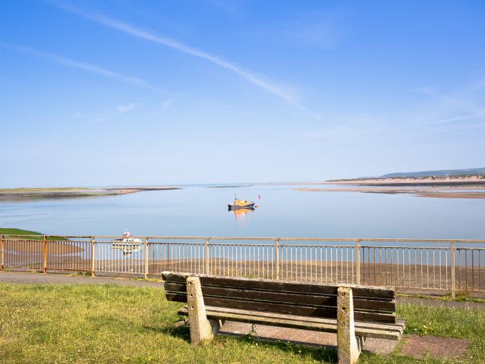 Lands House, Appledore, Devon. Large property. Pet-friendly. Close to beach. WiFi. Near to a pub. TV