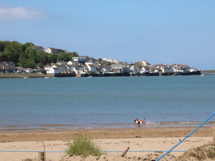 Lands House, Appledore, Devon. Large property. Pet-friendly. Close to beach. WiFi. Near to a pub. TV