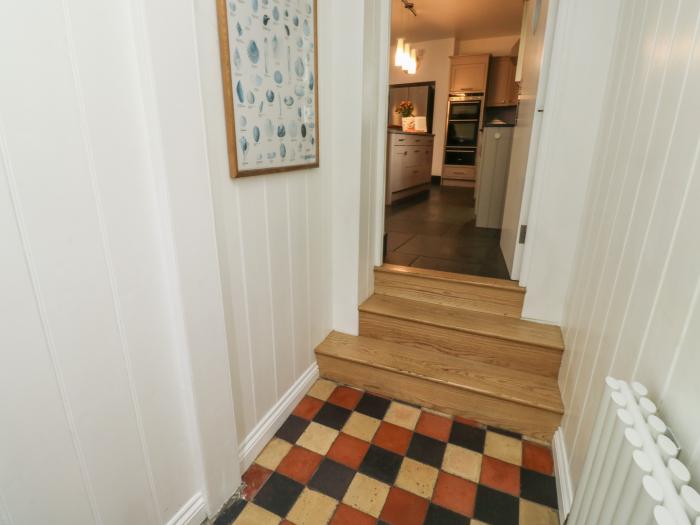 Lands House, Appledore, Devon. Large property. Pet-friendly. Close to beach. WiFi. Near to a pub. TV