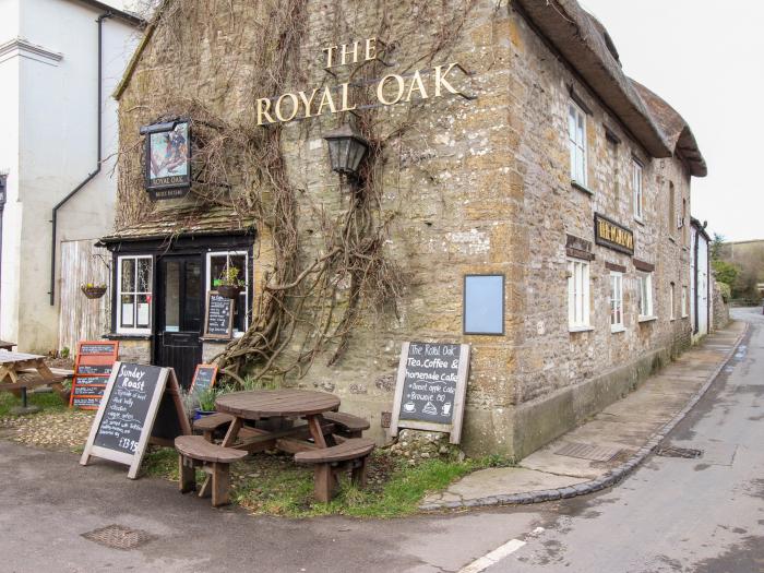 Cerne View in Cerne Abbas, Dorset, ground-floor accommodation, close to amenities, open-plan, garden