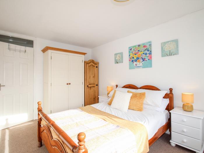 Cerne View in Cerne Abbas, Dorset, ground-floor accommodation, close to amenities, open-plan, garden