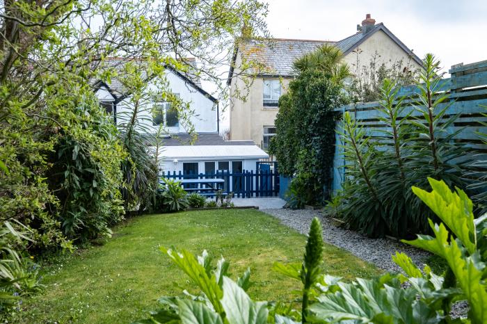 Seapinks, Port Isaac, Cornwall. Pet-friendly and close to the beach. Sea views and off-road parking.