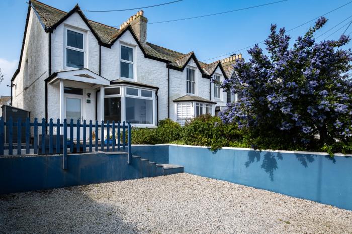 Seapinks, Port Isaac, Cornwall. Pet-friendly and close to the beach. Sea views and off-road parking.