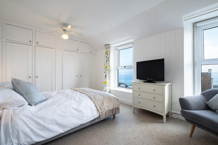 Seapinks, Port Isaac, Cornwall. Pet-friendly and close to the beach. Sea views and off-road parking.