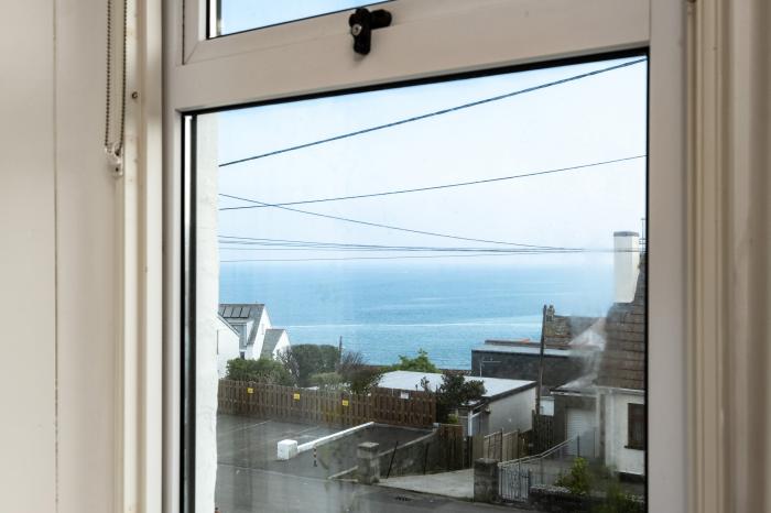 Seapinks, Port Isaac, Cornwall. Pet-friendly and close to the beach. Sea views and off-road parking.