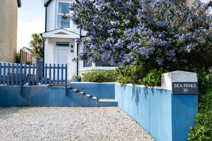 Seapinks, Port Isaac, Cornwall. Pet-friendly and close to the beach. Sea views and off-road parking.