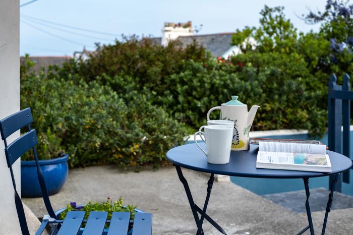 Seapinks, Port Isaac, Cornwall. Pet-friendly and close to the beach. Sea views and off-road parking.