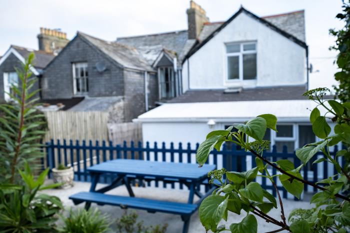 Seapinks, Port Isaac, Cornwall. Pet-friendly and close to the beach. Sea views and off-road parking.