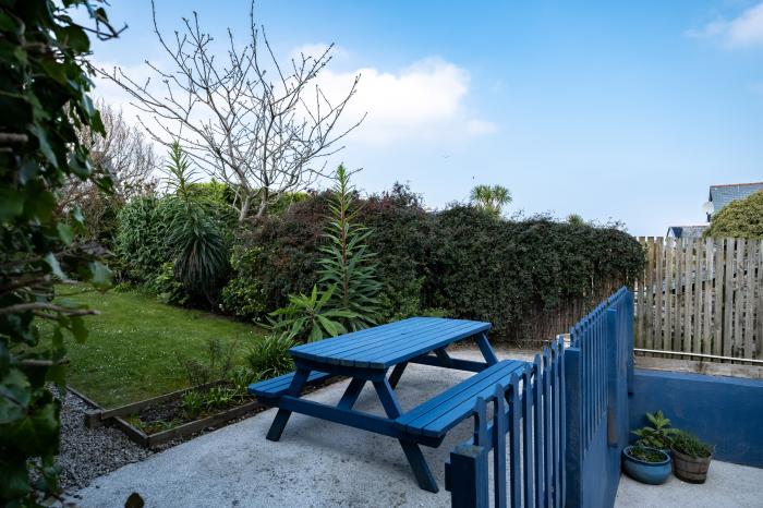 Seapinks, Port Isaac, Cornwall. Pet-friendly and close to the beach. Sea views and off-road parking.