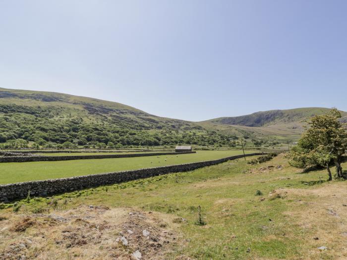 Rhinog - Shepherds Hut in Dyffryn Ardudwy, North Wales, woodburning stove, wood-fired hot tub, WiFi.