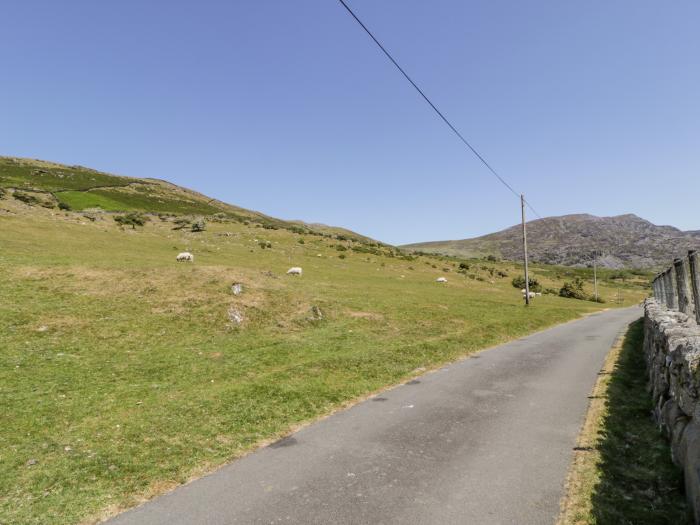 Rhinog - Shepherds Hut in Dyffryn Ardudwy, North Wales, woodburning stove, wood-fired hot tub, WiFi.