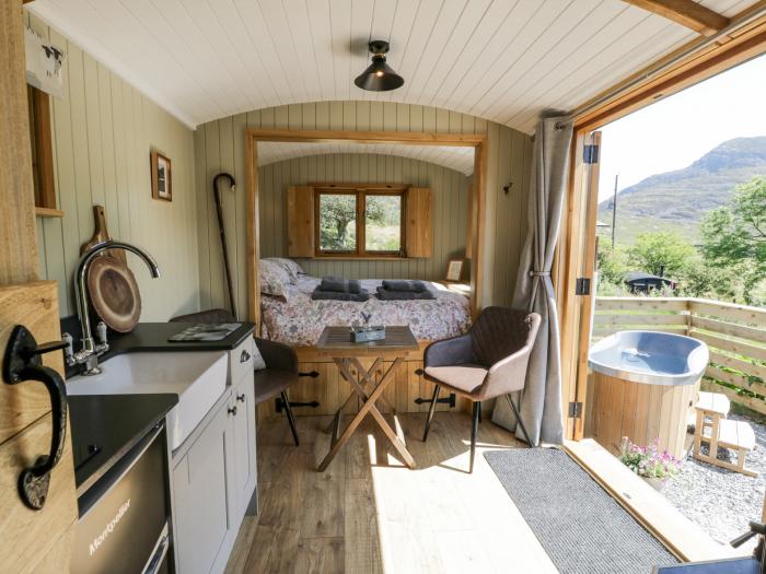 Rhinog - Shepherds Hut in Dyffryn Ardudwy, North Wales, woodburning stove, wood-fired hot tub, WiFi.