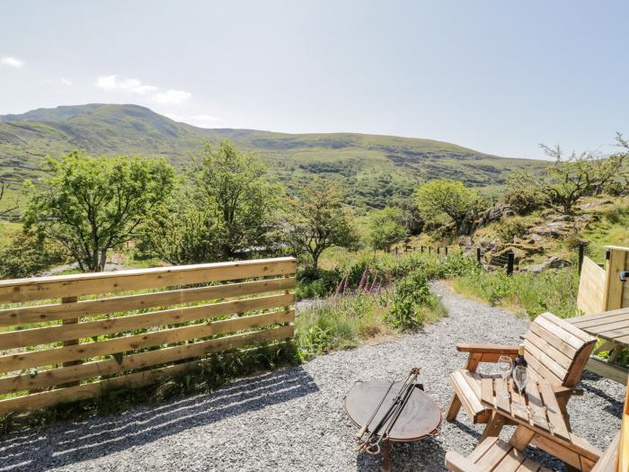 Rhinog - Shepherds Hut in Dyffryn Ardudwy, North Wales, woodburning stove, wood-fired hot tub, WiFi.