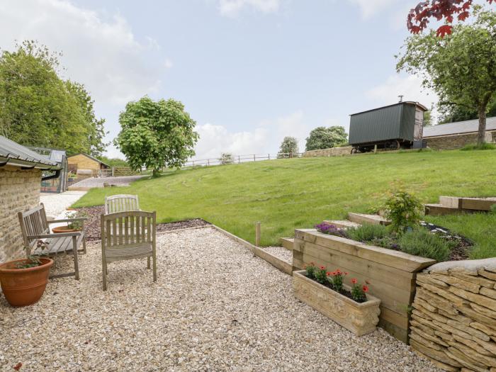 The Cow Shed, Frampton Mansell, Gloucestershire. Rural location. Ideal for two. Pet-friendly. 1-bed.