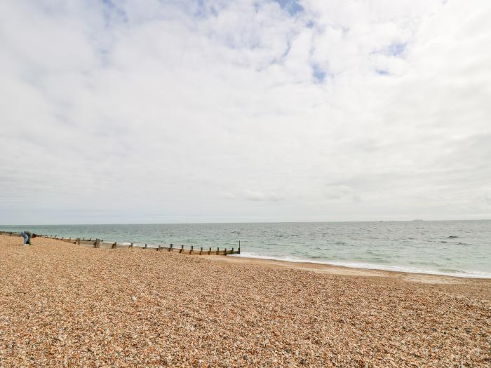 Seaside Haven, on Hayling Island, dog-friendly, close to beach, hot tub, enclosed garden, 4-bedroom.