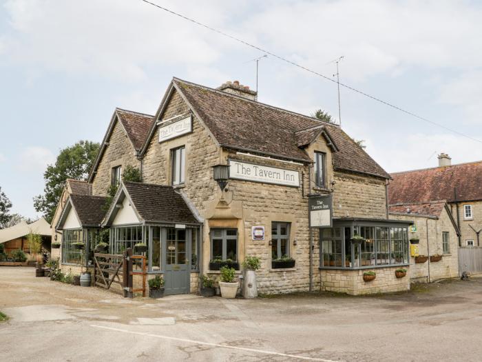 Willow is in Kemble, Gloucestershire. Romantic. Next to a pub. Near Cotswolds AONB. Countryside view