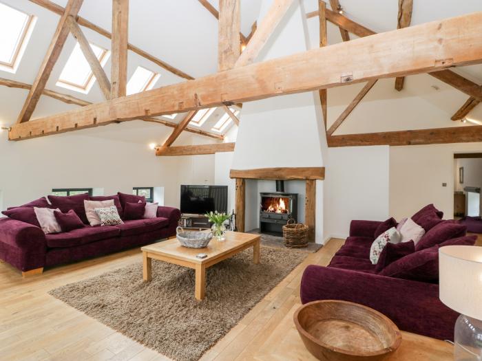 Owl Barn, Leominster, Smart TV, Woodburning stove, Hot Tub, Family Rooms, En-suite Bathrooms, Garden