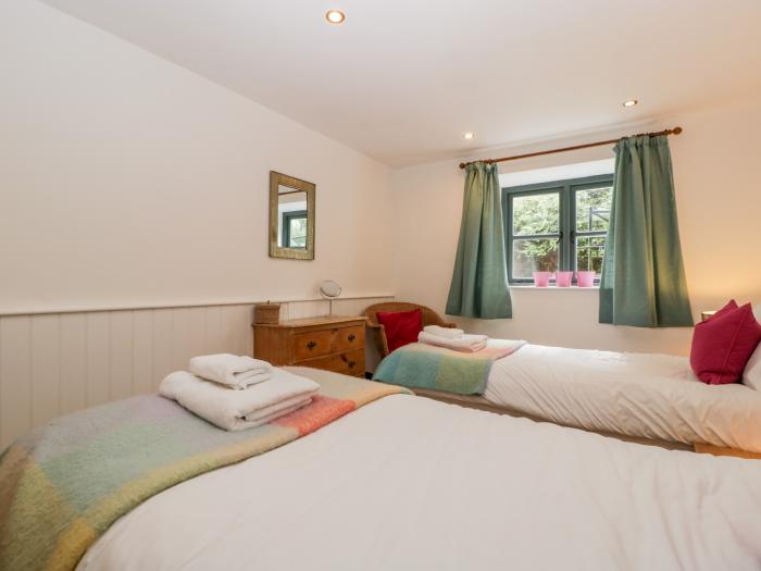 Owl Barn, Leominster, Smart TV, Woodburning stove, Hot Tub, Family Rooms, En-suite Bathrooms, Garden