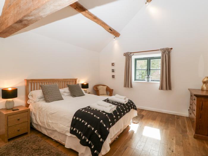 Owl Barn, Leominster, Smart TV, Woodburning stove, Hot Tub, Family Rooms, En-suite Bathrooms, Garden