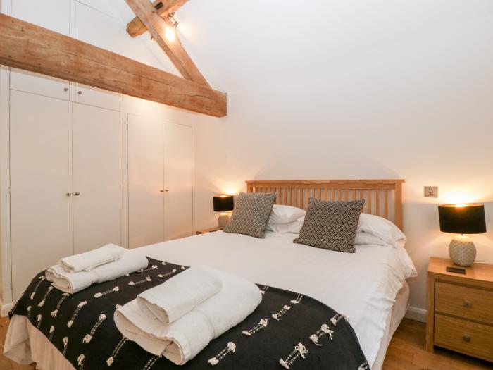 Owl Barn, Leominster, Smart TV, Woodburning stove, Hot Tub, Family Rooms, En-suite Bathrooms, Garden