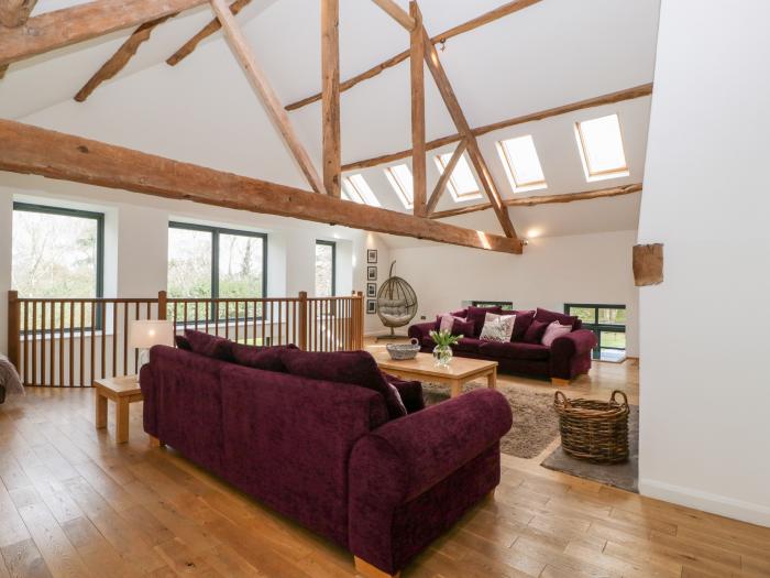 Owl Barn, Leominster, Smart TV, Woodburning stove, Hot Tub, Family Rooms, En-suite Bathrooms, Garden