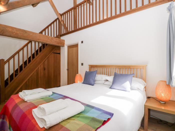 Owl Barn, Leominster, Smart TV, Woodburning stove, Hot Tub, Family Rooms, En-suite Bathrooms, Garden