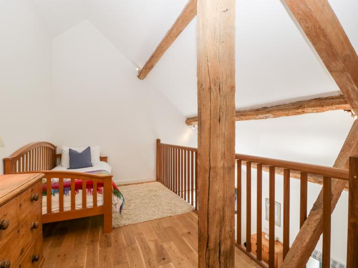 Owl Barn, Leominster, Smart TV, Woodburning stove, Hot Tub, Family Rooms, En-suite Bathrooms, Garden