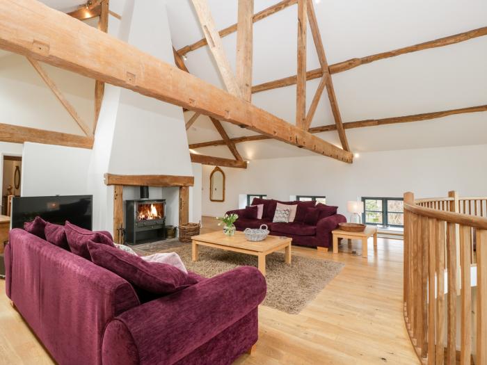 Owl Barn, Leominster, Smart TV, Woodburning stove, Hot Tub, Family Rooms, En-suite Bathrooms, Garden