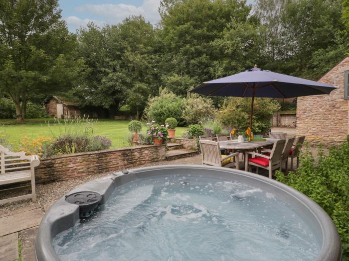 Owl Barn, Leominster, Smart TV, Woodburning stove, Hot Tub, Family Rooms, En-suite Bathrooms, Garden