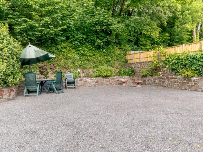 The Stable, Llandysul, Sir Gaerfyrddin. Single-storey. Close to a shop, a pub and a river. TV. WiFi.