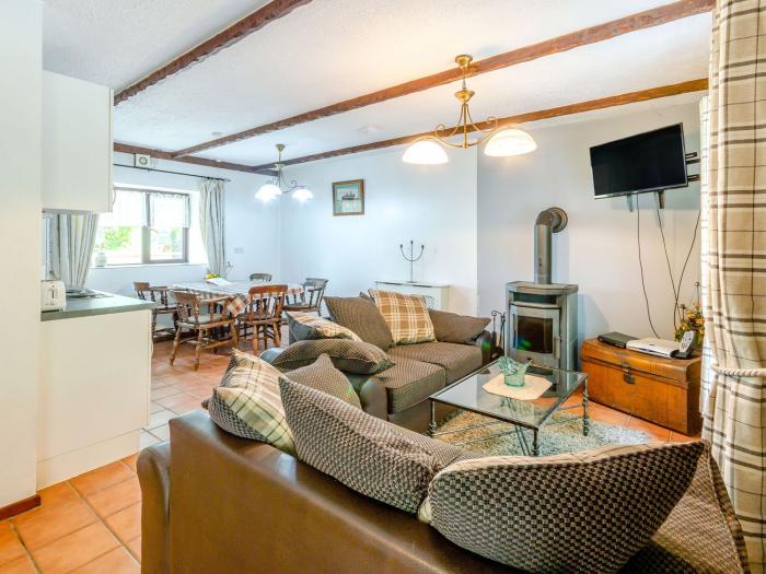 The Stable, Llandysul, Sir Gaerfyrddin. Single-storey. Close to a shop, a pub and a river. TV. WiFi.