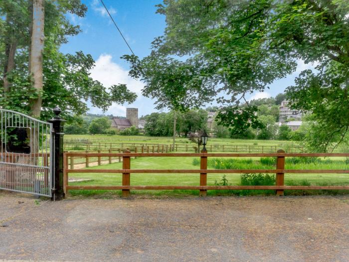 The Stable, Llandysul, Sir Gaerfyrddin. Single-storey. Close to a shop, a pub and a river. TV. WiFi.