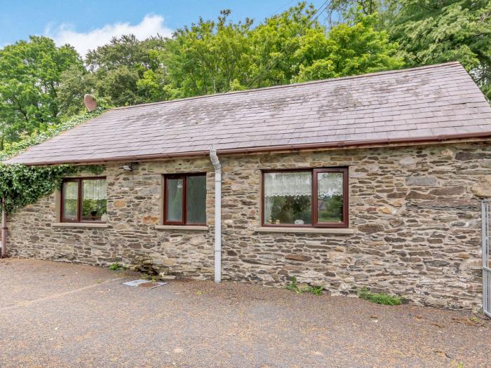 The Stable, Llandysul, Sir Gaerfyrddin. Single-storey. Close to a shop, a pub and a river. TV. WiFi.