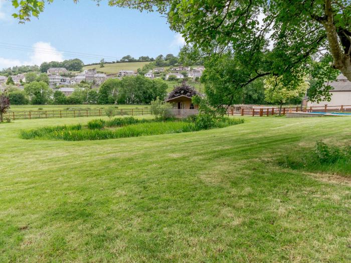 The Stable, Llandysul, Sir Gaerfyrddin. Single-storey. Close to a shop, a pub and a river. TV. WiFi.