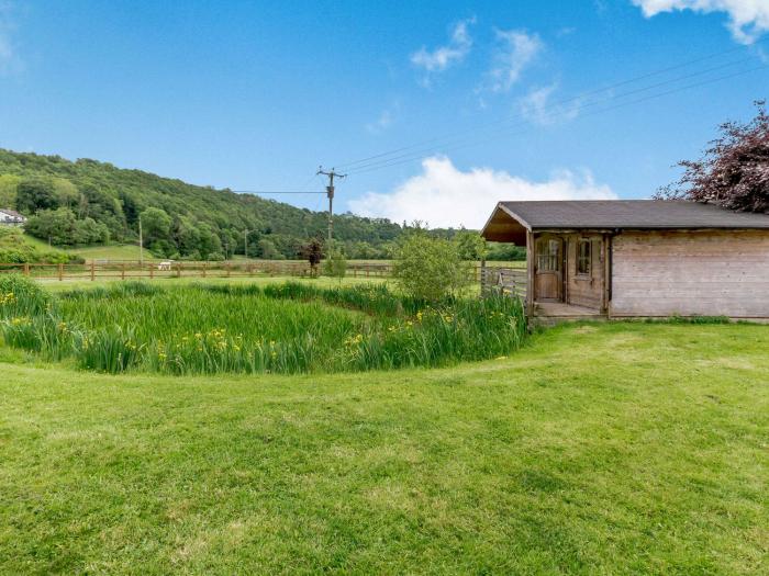 The Stable, Llandysul, Sir Gaerfyrddin. Single-storey. Close to a shop, a pub and a river. TV. WiFi.