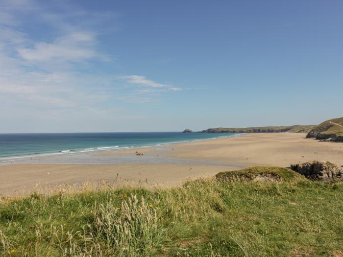 Lapwing, Perranporth Cornwall close to beach, open-plan living space, on-site facilities and parking