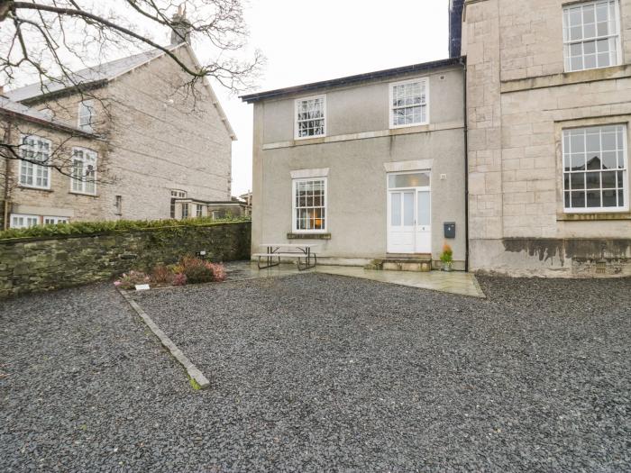 4 Beezon Lodge in Kendal, Cumbria, near a National Park, off-road parking, close to amenities, 4bed.