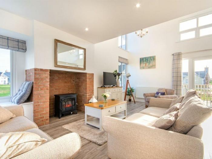 The Beach House (Beadnell), Beadnell, is in Northumberland. Three-bedroom home near the beach. Pets.