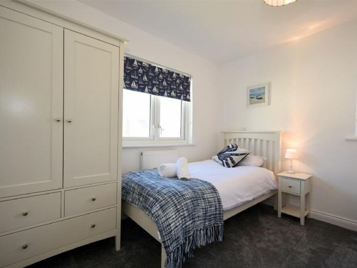 The Beach House (Beadnell), Beadnell, is in Northumberland. Three-bedroom home near the beach. Pets.