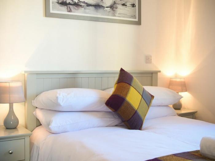 The Beach House (Beadnell), Beadnell, is in Northumberland. Three-bedroom home near the beach. Pets.