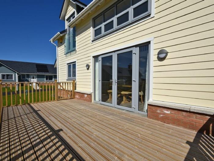 The Beach House (Beadnell), Beadnell, is in Northumberland. Three-bedroom home near the beach. Pets.