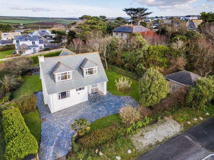 Dolphin's Barn, Trevone in Cornwall, family-friendly, sea views, large, close to beach and amenities