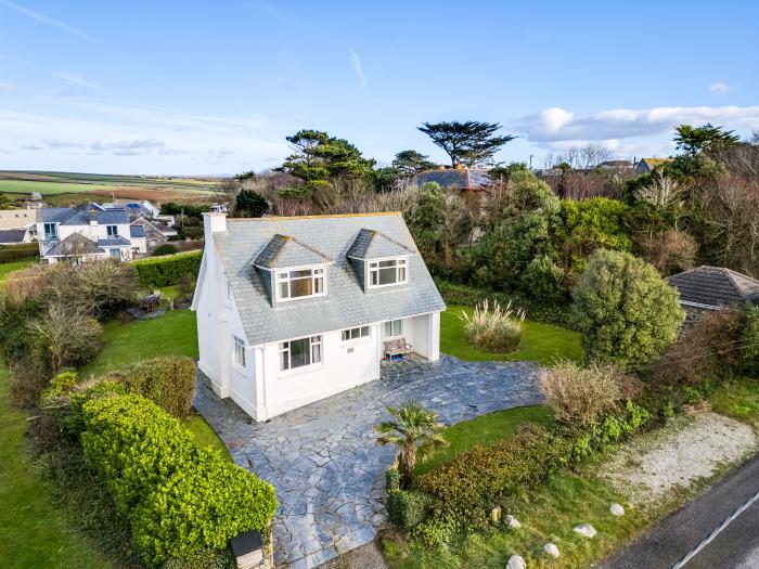 Dolphin's Barn, Trevone in Cornwall, family-friendly, sea views, large, close to beach and amenities