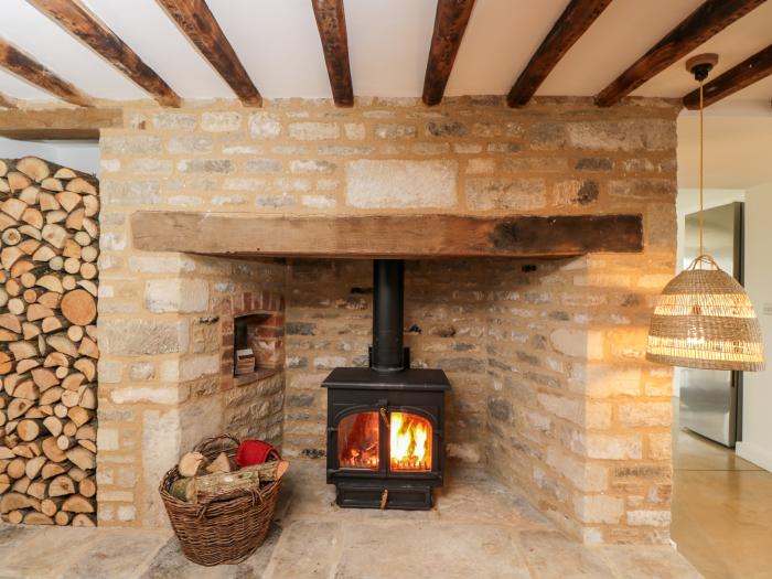 High Cogges Farm Holiday Cottages, Witney, Oxfordshire. Sleeps six guests, accepts two dogs, parking