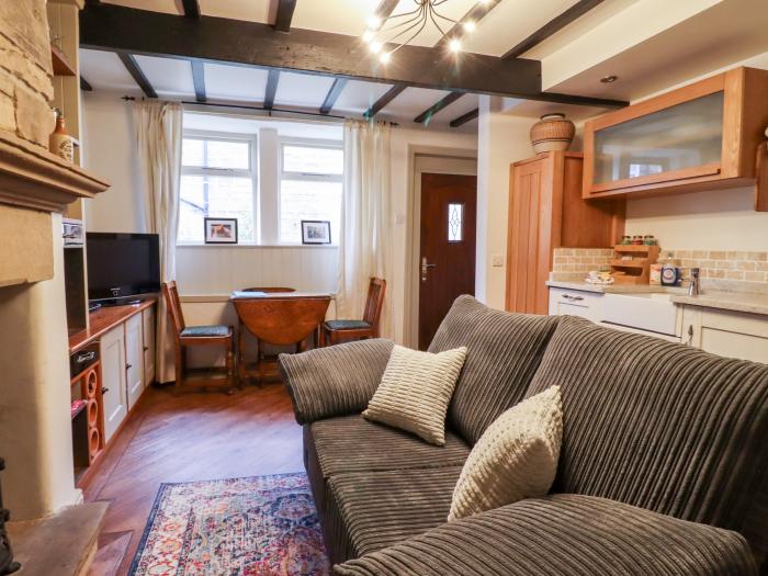 The Snug in Haworth, South Yorkshire, pet-friendly, parking, close to amenities, near National Park.