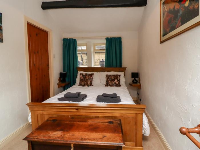 The Snug in Haworth, South Yorkshire, pet-friendly, parking, close to amenities, near National Park.