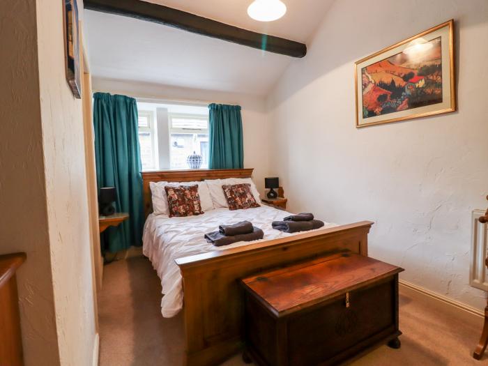 The Snug in Haworth, South Yorkshire, pet-friendly, parking, close to amenities, near National Park.